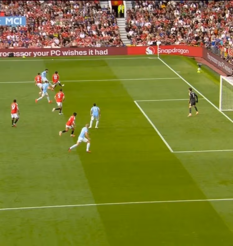 Manchester United skrzywdzony po błędnej ocenie spalonego w derbach